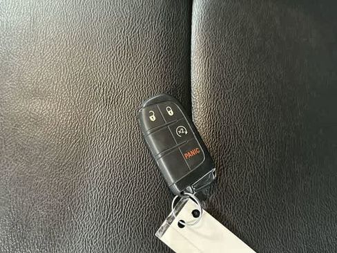 Used 2025 Jeep Compass Limited image 32