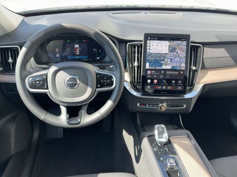 Certified 2025 Volvo XC90 B6 Plus image 28