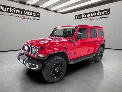 Used 2025 Jeep Wrangler Unlimited Sahara AWD/4WD image 1