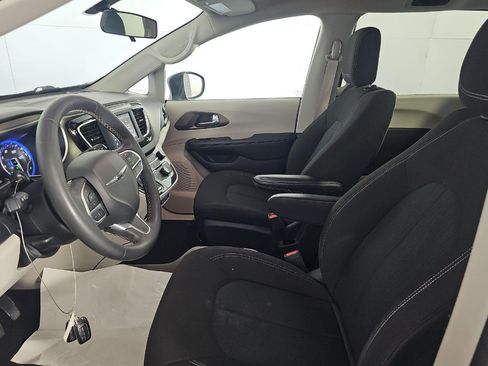 Used 2022 Chrysler Voyager LX FWD image 4