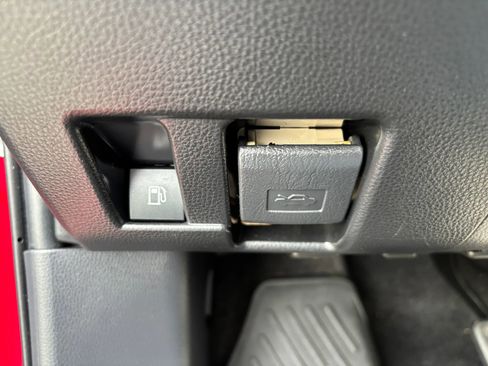 Used 2021 Toyota Venza Limited image 16