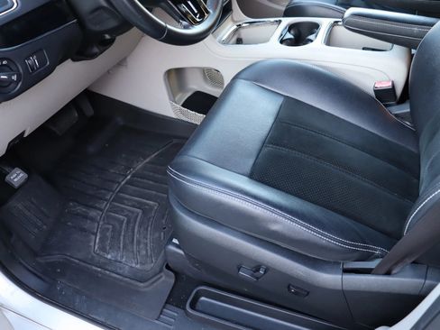 Used 2017 Dodge Grand Caravan SXT image 3