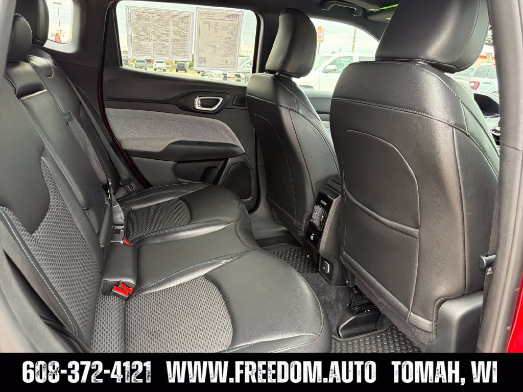 Used 2025 Jeep Compass Latitude w/ Sun & Sound Group AWD/4WD image 31