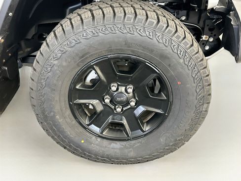 Used 2022 Jeep Gladiator Mojave w/ LED Lighting Group AWD/4WD image 11