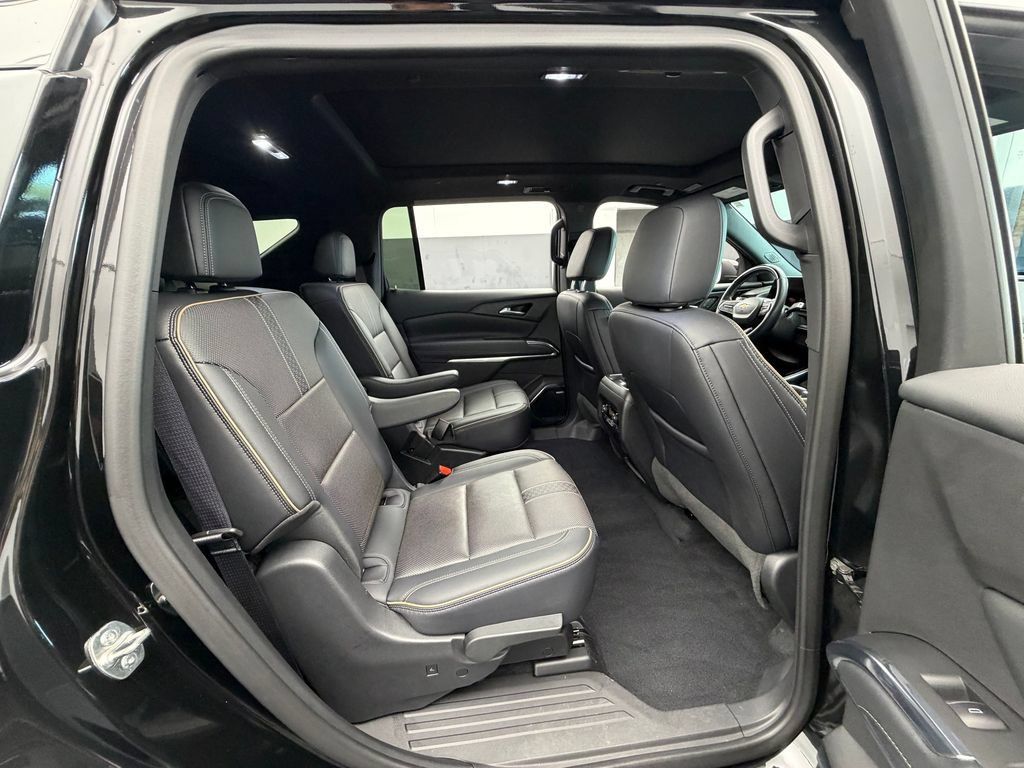 Used 2025 Chevrolet Traverse High Country FWD image 16