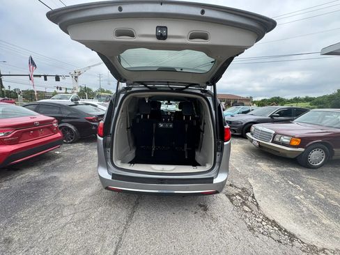 Used 2019 Chrysler Pacifica Touring-L FWD image 32