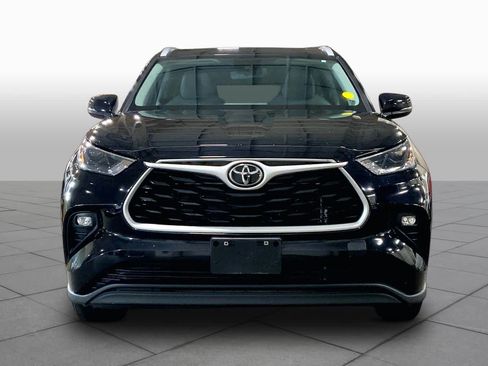 Used 2023 Toyota Highlander XLE AWD/4WD image 4