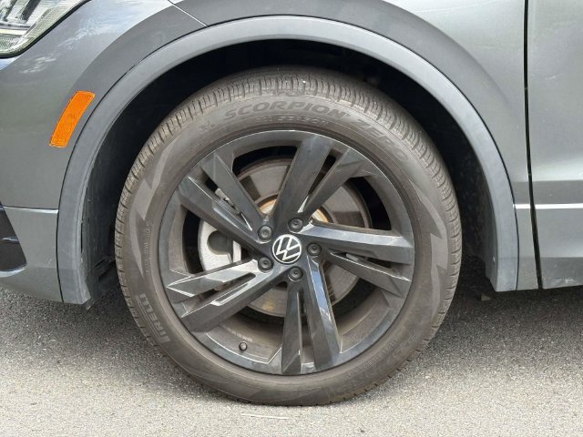 Used 2023 Volkswagen Tiguan SE R-Line FWD image 8