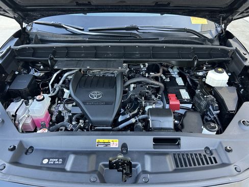 Used 2023 Toyota Highlander XLE AWD/4WD image 12