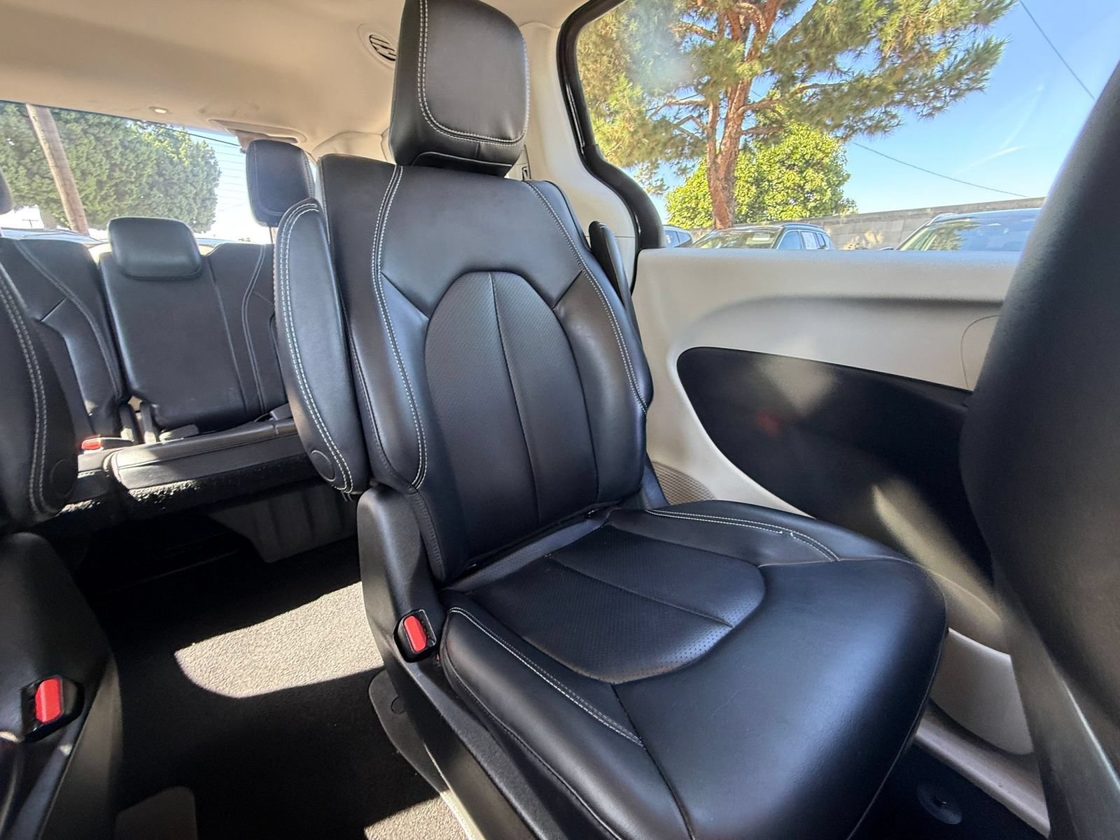 Used 2023 Chrysler Pacifica Touring-L FWD image 36