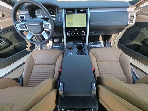 Certified 2025 Land Rover Discovery Dynamic SE AWD/4WD image 9