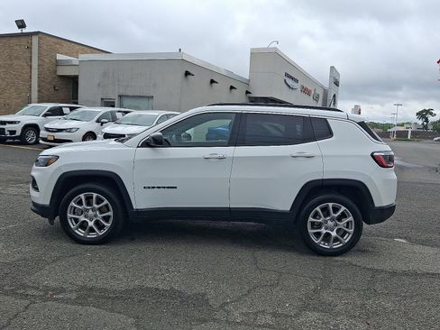 Used 2023 Jeep Compass Latitude AWD/4WD image 4