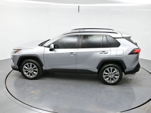 Used 2022 Toyota RAV4 XLE Premium image 39