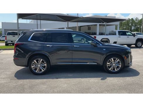 Used 2023 Cadillac XT6 Premium Luxury w/ Technology Package FWD image 9
