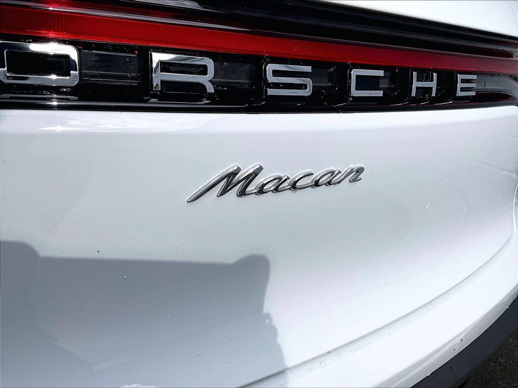 Certified 2026 Porsche Macan AWD/4WD image 33