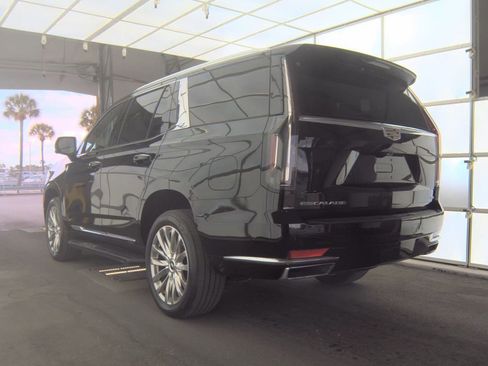 Used 2022 Cadillac Escalade Premium Luxury AWD/4WD image 6