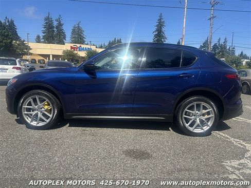 Used 2018 Alfa Romeo Stelvio Sport w/ Quick Order Package 22J Sport AWD/4WD image 4