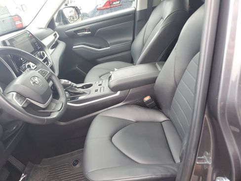 Used 2025 Toyota Highlander XLE AWD/4WD image 16