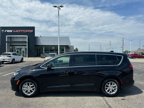 Used 2026 Chrysler Pacifica Select FWD image 16
