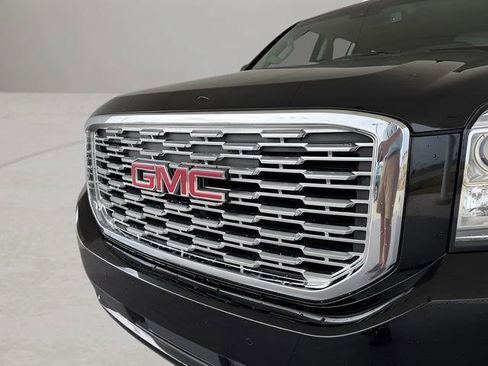 Used 2019 GMC Yukon XL Denali image 2