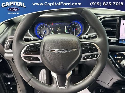 Used 2025 Chrysler Pacifica Select FWD image 24