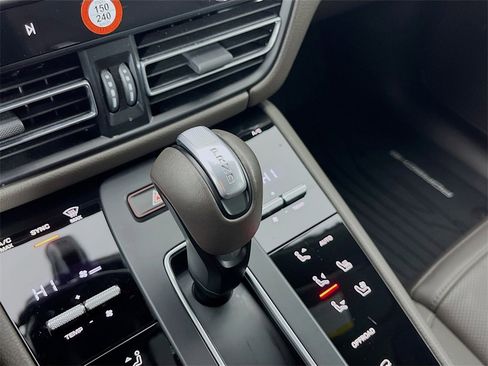 Certified 2025 Porsche Macan image 17