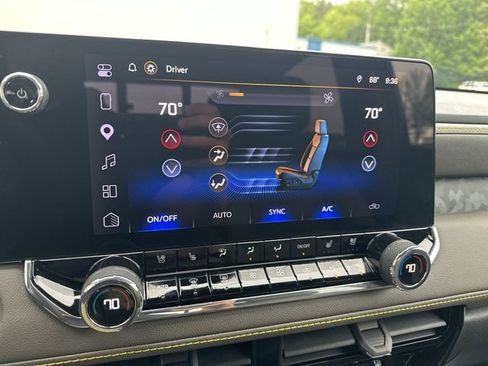 Used 2025 Chevrolet Colorado ZR2 w/ Technology Package AWD/4WD image 18
