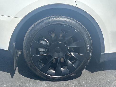 Used 2024 Tesla Model Y Long Range image 34