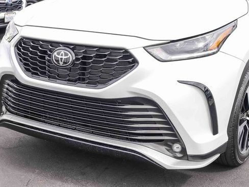 Used 2022 Toyota Highlander XSE FWD image 11