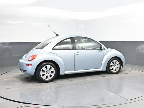 Used 2009 Volkswagen Beetle Coupe FWD image 2