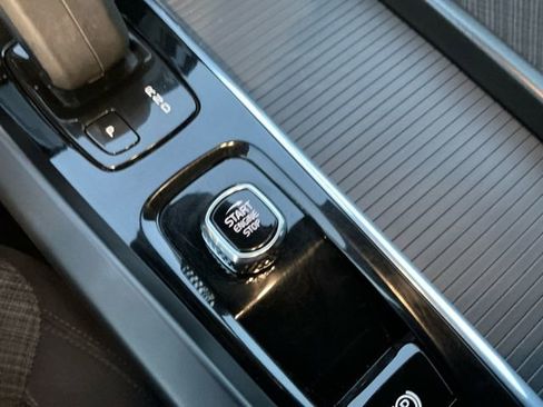 Used 2022 Volvo XC60 B5 Momentum image 19