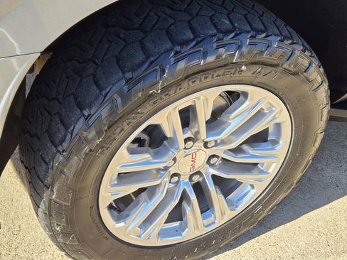 Used 2023 GMC Yukon XL SLT w/ SLT Luxury Package image 7