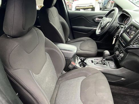 Used 2019 Jeep Cherokee Latitude w/ Popular Appearance Group FWD image 19