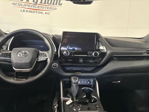 Used 2025 Toyota Highlander XSE AWD/4WD image 25