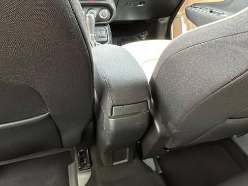 Used 2015 Jeep Renegade Latitude FWD image 20