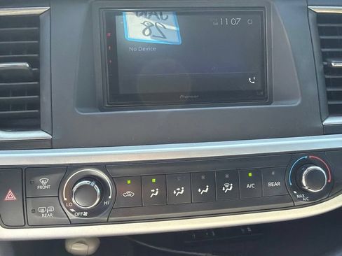 Used 2018 Toyota Highlander LE FWD image 10