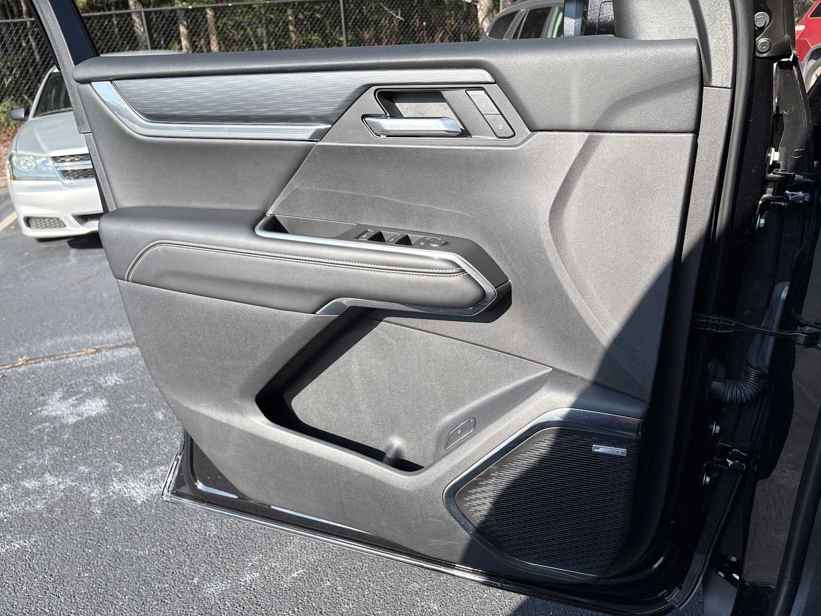 Used 2025 GMC Acadia Elevation w/ Elevation Premium Package FWD image 12