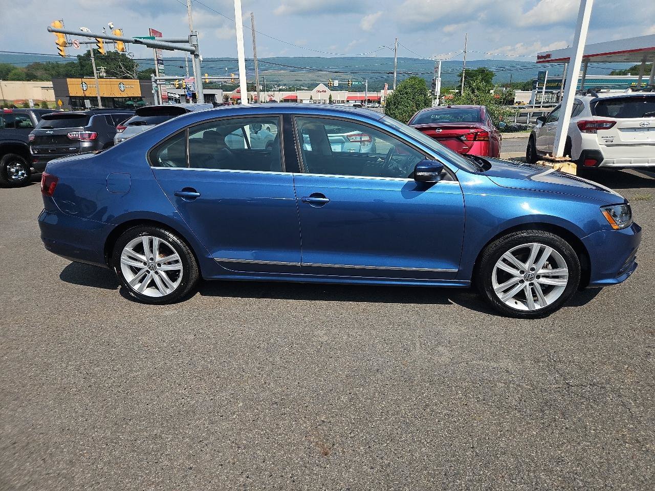 Used 2017 Volkswagen Jetta SEL FWD image 2