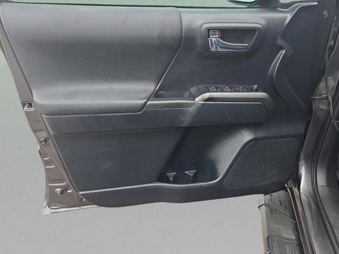 Used 2019 Toyota Tacoma TRD Sport image 18