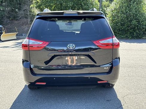Used 2018 Toyota Sienna XLE w/ XLE Navigation Package FWD image 3