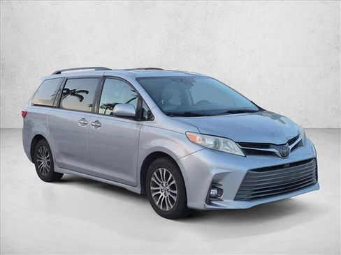 Used 2019 Toyota Sienna XLE w/ XLE Navigation Package FWD image 3