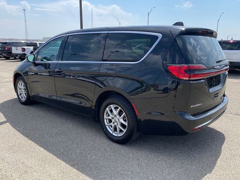 Used 2023 Chrysler Pacifica Touring-L FWD image 4