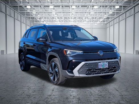 Used 2025 Volkswagen Taos SE w/ Panoramic Sunroof Package AWD/4WD image 7