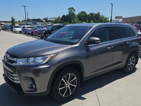 Used 2019 Toyota Highlander XLE AWD/4WD image 2