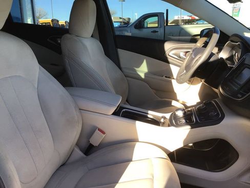Used 2016 Chrysler 200 Limited image 8