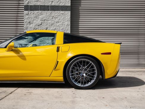 Used 2011 Chevrolet Corvette Z06 w/ Z07 Performance Package RWD image 17