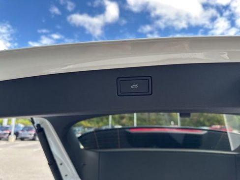 New 2025 Volkswagen Tiguan SE R-Line image 9