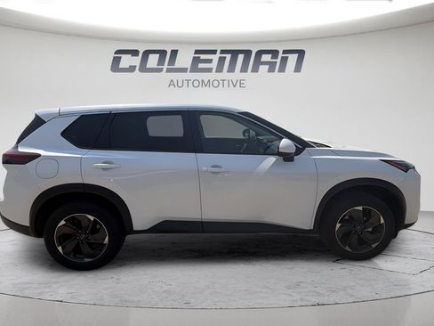 Used 2024 Nissan Rogue SV FWD image 6