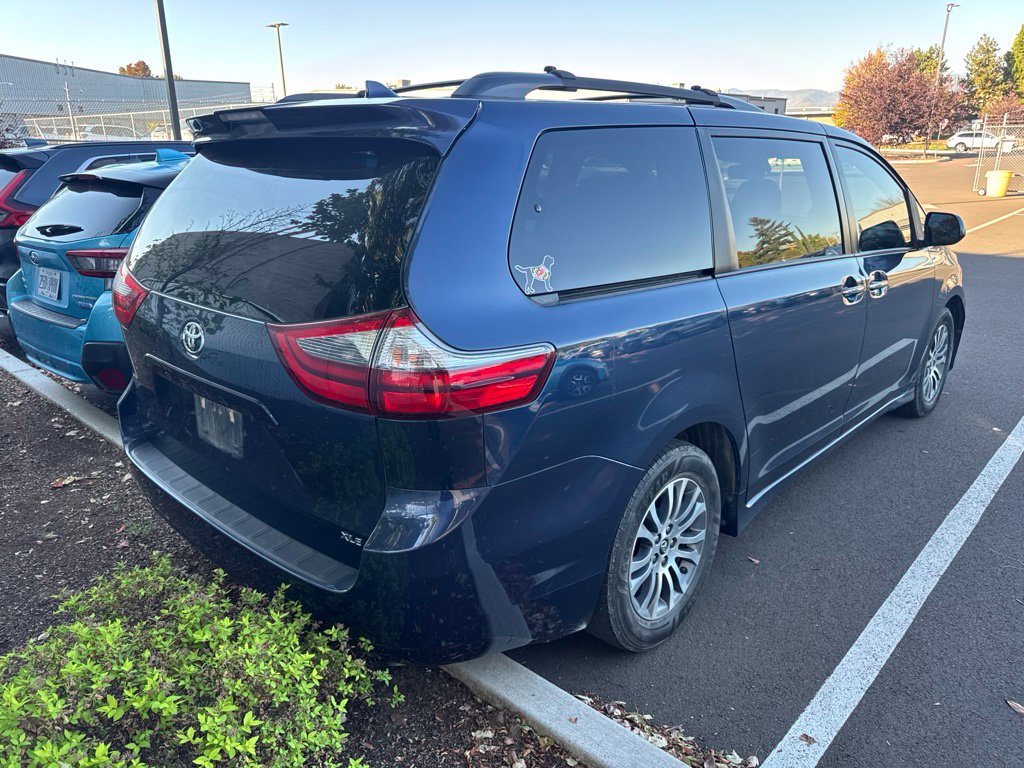 Used 2020 Toyota Sienna XLE w/ XLE Navigation Package FWD image 3