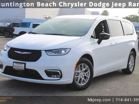 Used 2026 Chrysler Pacifica Select image 9